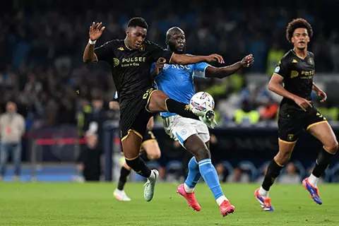 هدية لإنتر.. نابولي يسقط بفخ التعادل أمام جنوي في الدوري الإيطالي